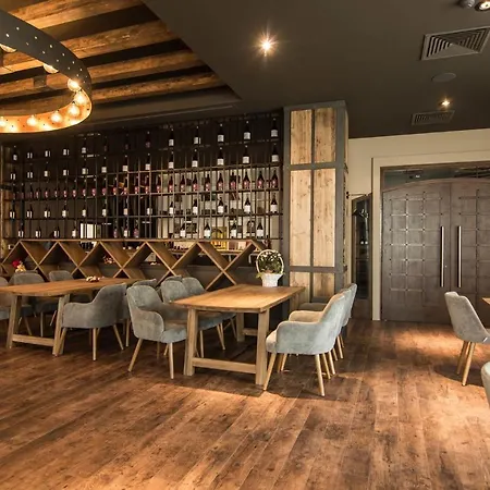 Zaara Estate Winery & 3*