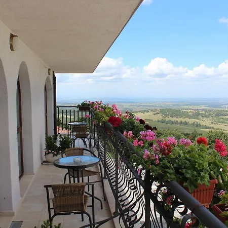 Zaara Estate Winery & 3*