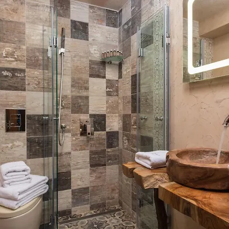 Zaara Estate Winery & 3*