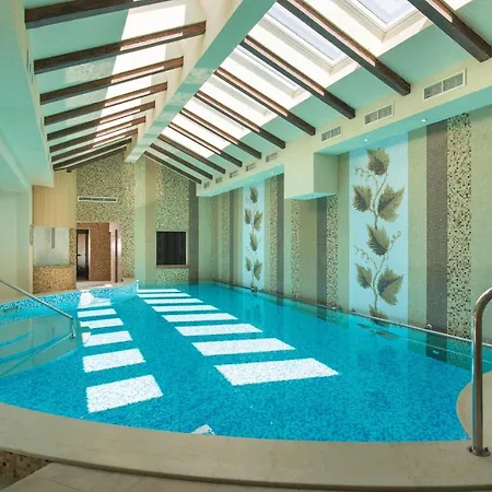 Zaara Estate Winery & 3*