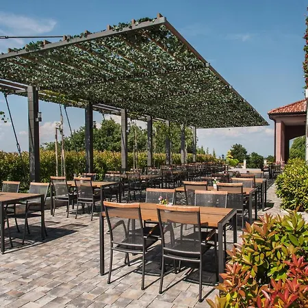 Zaara Estate Winery & 3*