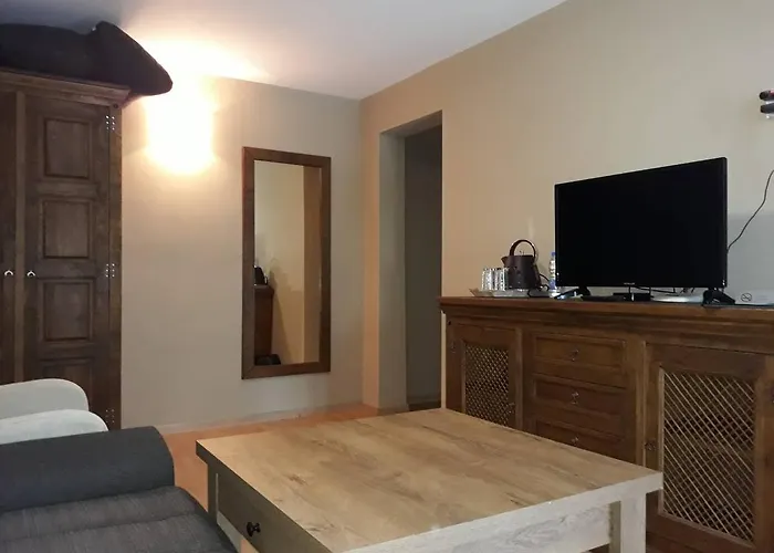 Zaara Estate Winery & 3*