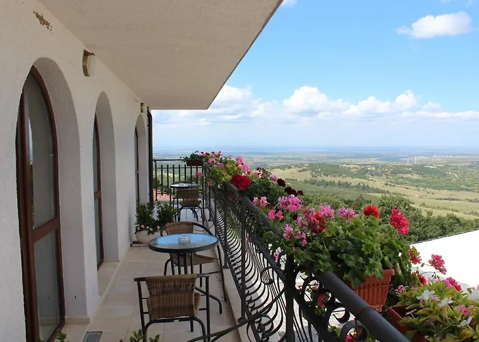 Zaara Estate Winery & 3*