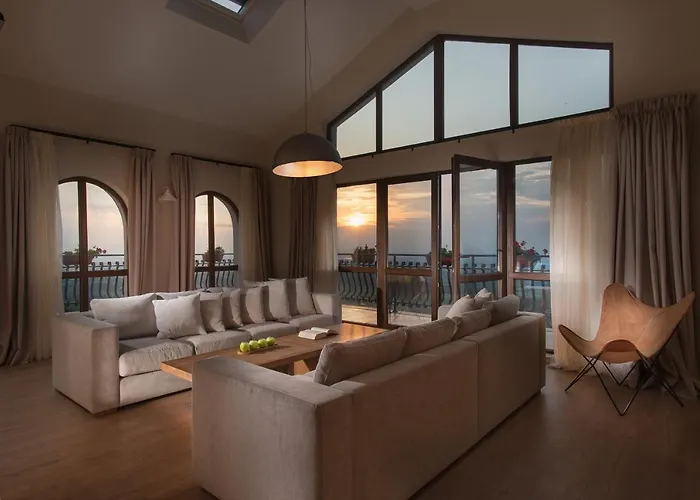 Zaara Estate Winery & 3*