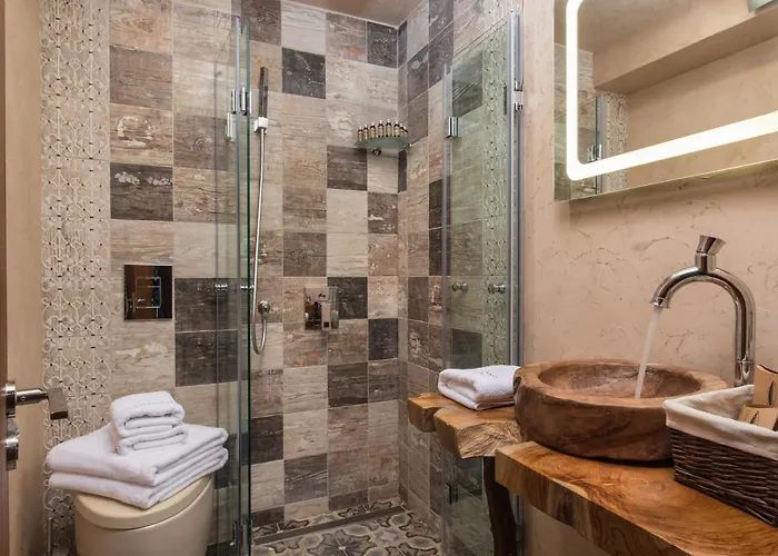 Zaara Estate Winery & 3*